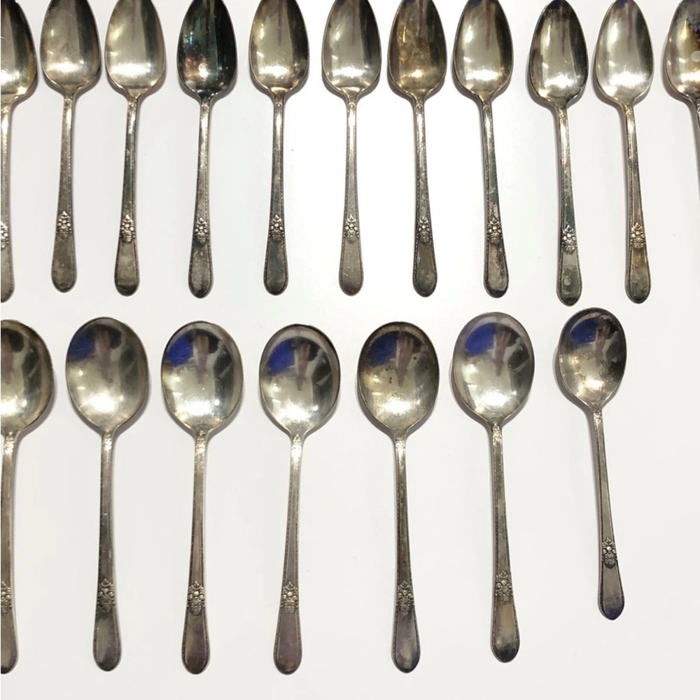 1847 Rogers Bros Is Adoration Vintage Silver Plate Silverware Set of 47 pieces - Picture 9 of 13
